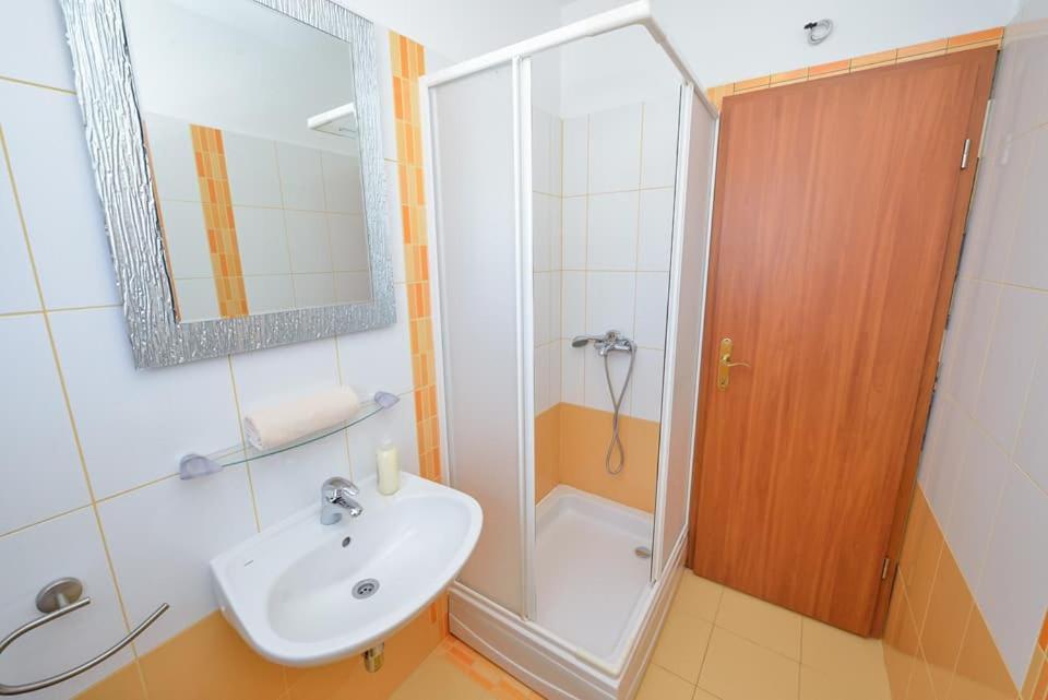 Sreca Apartment Near Beach With Bbq Bibinje Exterior photo